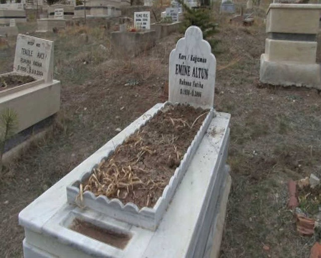 Annesinin Mezarına Giden Talihsiz Kadın, Topraktan Çıkan Bebek Cenazesini Görünce Şok Geçirdi