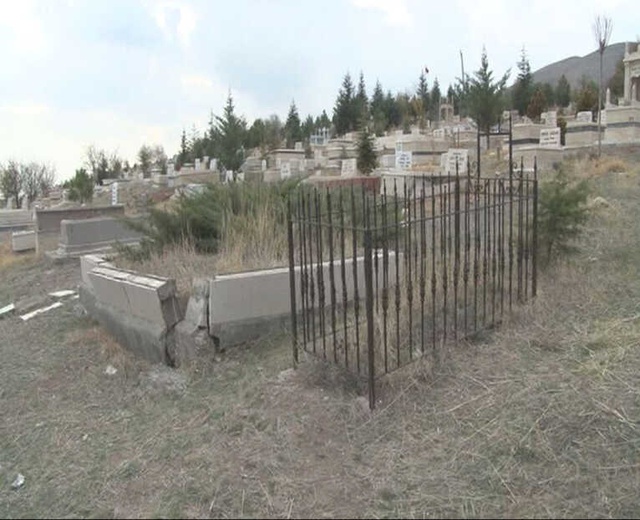 Annesinin Mezarına Giden Talihsiz Kadın, Topraktan Çıkan Bebek Cenazesini Görünce Şok Geçirdi