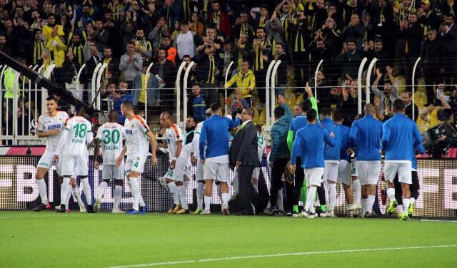 Alanyasporlu Futbolcular, Koray Şener İçin Kale Arkası Tribününe Çiçek Bıraktı