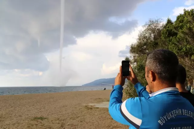 Antalya'da Bir Anda Beliren Hortum, Bir Vatandaşı 30 Metre Havaya Fırlattı