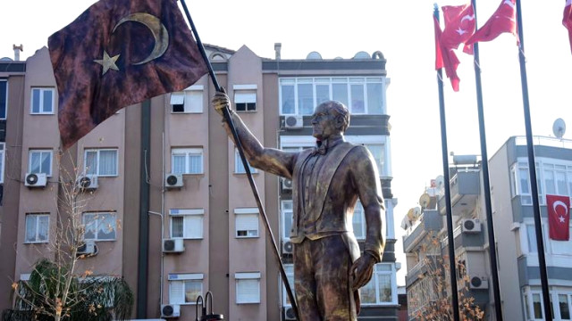 İzmir'de Yaşanan Atatürk Heykeli Tartışmaları, Belediyeyi Harekete Geçirdi