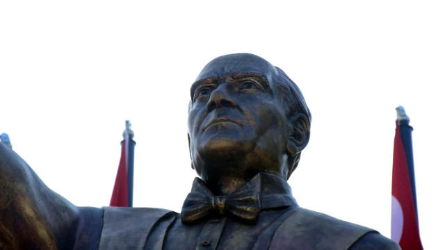 İzmir'de Yaşanan Atatürk Heykeli Tartışmaları, Belediyeyi Harekete Geçirdi