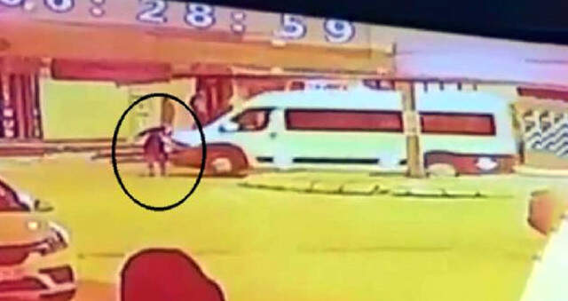 Karşıya Geçmek İsteyen Kadın Minibüsün Altında Kaldı! O Anlar Kamerada Karşıya Geçmek İsteyen Kadın Minibüsün Altında Kaldı! O Anlar Kamerada