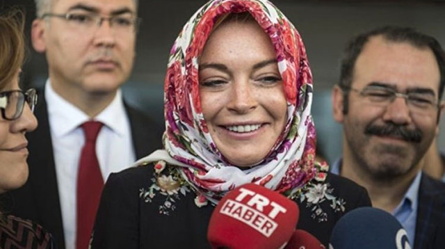 Müslüman Olduğu Söylentileri Çıkan ABD'li Yıldız Lindsay Lohan'dan Derin Dekolteli Paylaşım