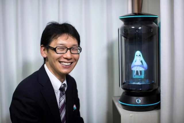 Okul Yöneticisi, 3 Boyutlu Hologramla Evlenmek İçin 18 Bin Dolar Harcadı