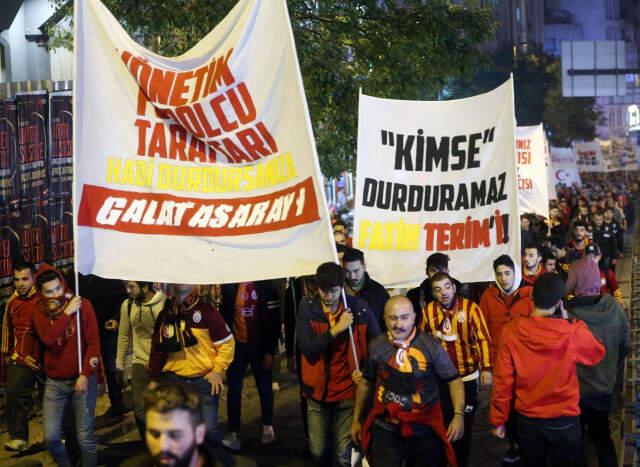 Galatasaraylı Taraftarlar, Türkiye Futbol Federasyonunu Protesto Etti!