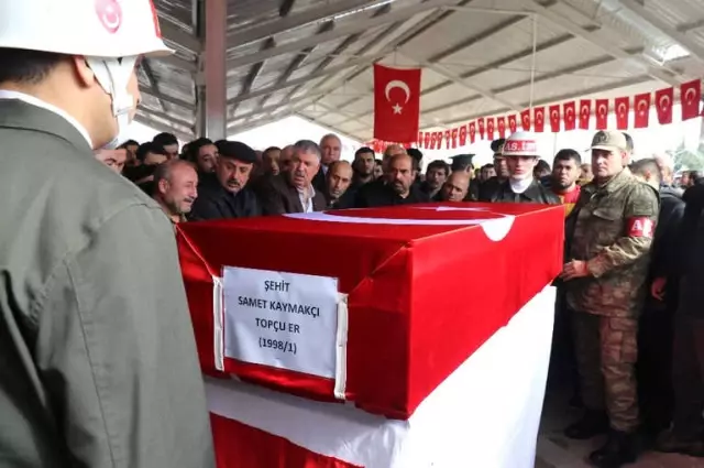 Hakkari'deki Patlamada Şehit Düşen 3 Askerin Cenazesi Toprağa Verildi