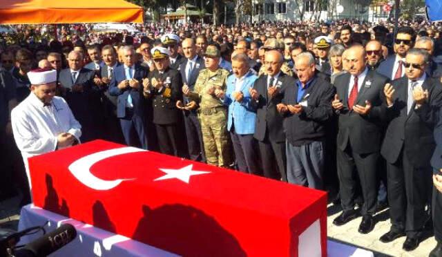 Hakkari'deki Patlamada Şehit Düşen 3 Askerin Cenazesi Toprağa Verildi