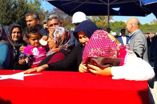 Hakkari'deki Patlamada Şehit Düşen 3 Askerin Cenazesi Toprağa Verildi