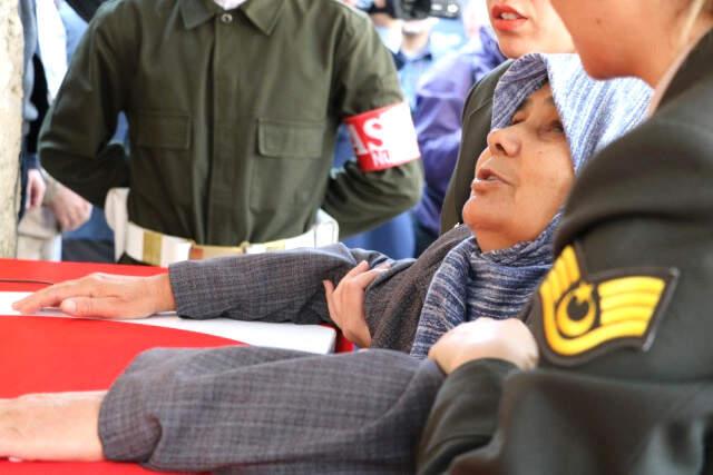 Hakkari'deki Patlamada Şehit Düşen 3 Askerin Cenazesi Toprağa Verildi