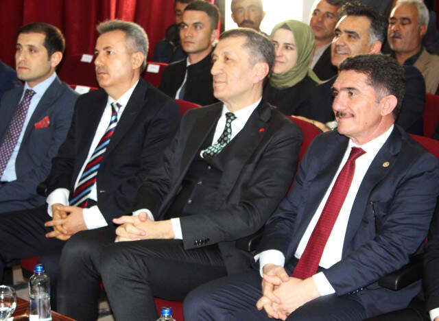 Milli Eğitim Bakanı Selçuk'un Programında Gösteri Yapan Kız Öğrenci Baygınlık Geçirdi Milli Eğitim Bakanı Selçuk'un Programında Gösteri Yapan Kız Öğrenci, Baygınlık Geçirdi