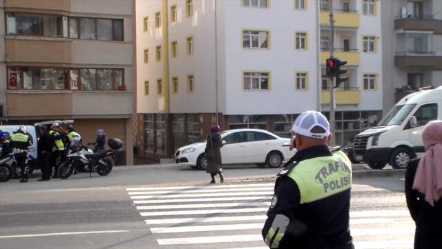 Kırmızı Işıkta Geçen 11 Yayaya 108'er Lira Para Cezası Verildi