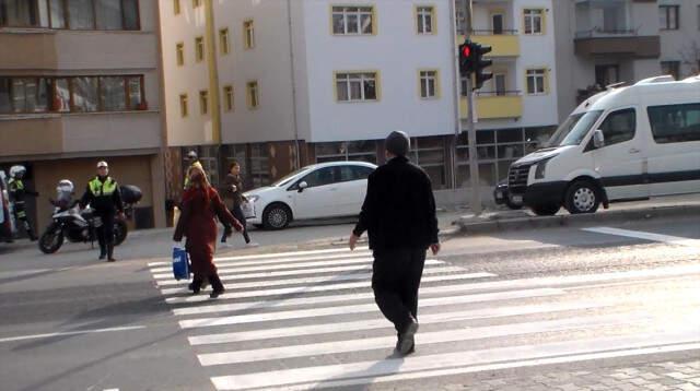 Kırmızı Işıkta Geçen 11 Yayaya 108'er Lira Para Cezası Verildi