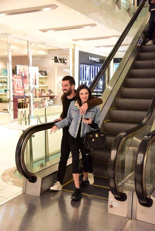 Oğulları Hamza'yı Kucaklarına Alan Arda- Aslıhan Turan Çifti, Doğumdan Sonra İlk Kez Görüntülendi