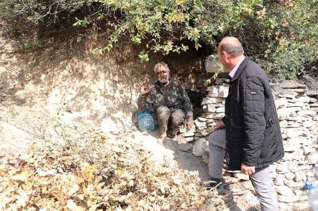 Üç Dil Bilen 72'lik İskender Dede, 40 Yıldır Mağarada Yaşıyor