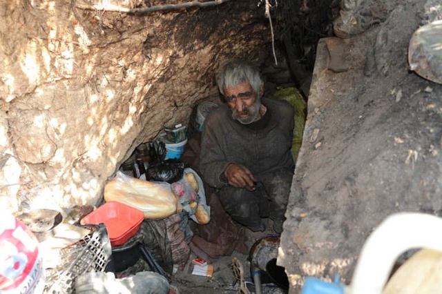 Üç Dil Bilen 72'lik İskender Dede, 40 Yıldır Mağarada Yaşıyor
