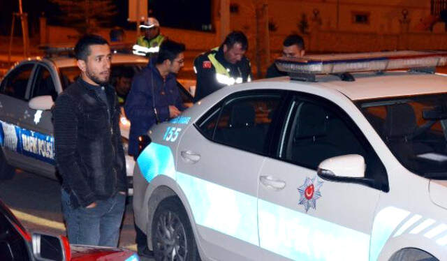 Trafik Polisi, Evlilik Teklifi İçin Toplanan Gençlere Ceza Yağdırdı