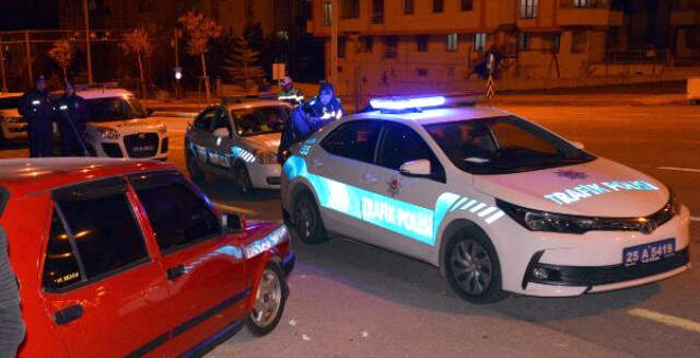 Trafik Polisi, Evlilik Teklifi İçin Toplanan Gençlere Ceza Yağdırdı