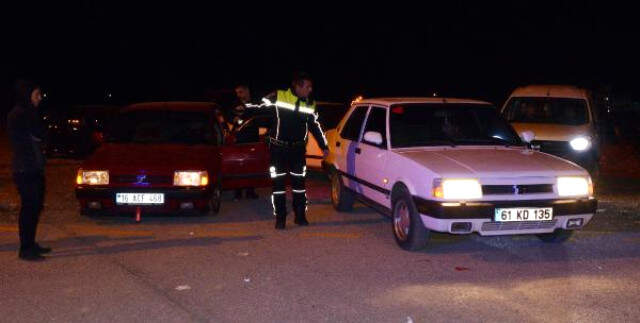 Trafik Polisi, Evlilik Teklifi İçin Toplanan Gençlere Ceza Yağdırdı