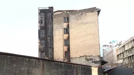 İstanbul'daki Asırlık Hanın, Pisa Kulesi Gibi Eğilmesi Tehlike Yaratıyor