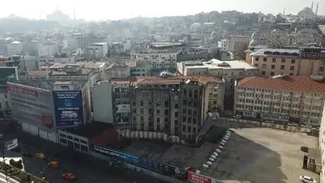 İstanbul'daki Asırlık Hanın, Pisa Kulesi Gibi Eğilmesi Tehlike Yaratıyor