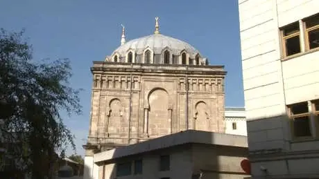 İstanbul'daki Asırlık Hanın, Pisa Kulesi Gibi Eğilmesi Tehlike Yaratıyor