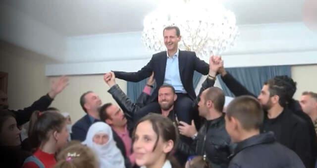 Omuzlarda Taşınan Esad, Kafasını Avizeye Çarptı