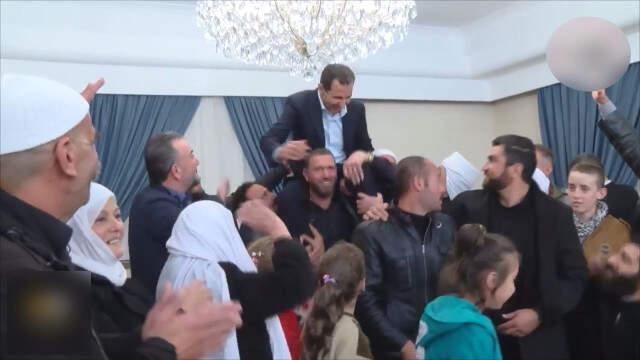 Omuzlarda Taşınan Esad, Kafasını Avizeye Çarptı