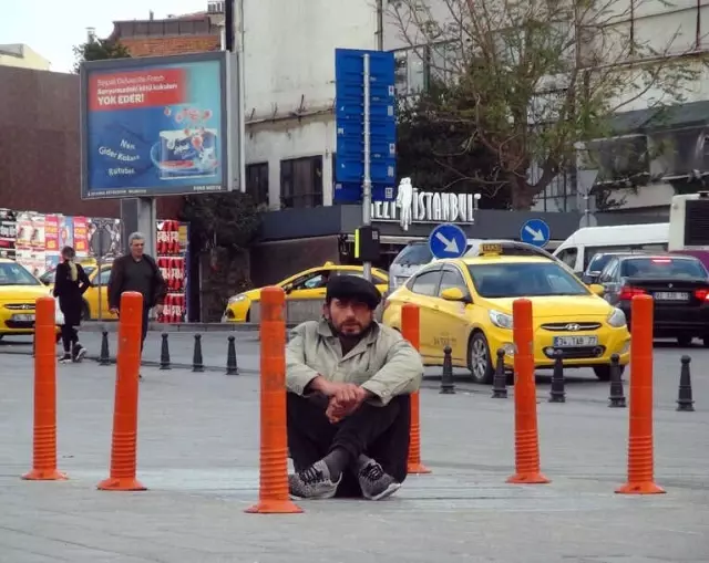 İstanbul'un Göbeğinde Yürek Burkan Görüntü! 23 Gündür Havalandırma Mazgalında Yatıyor