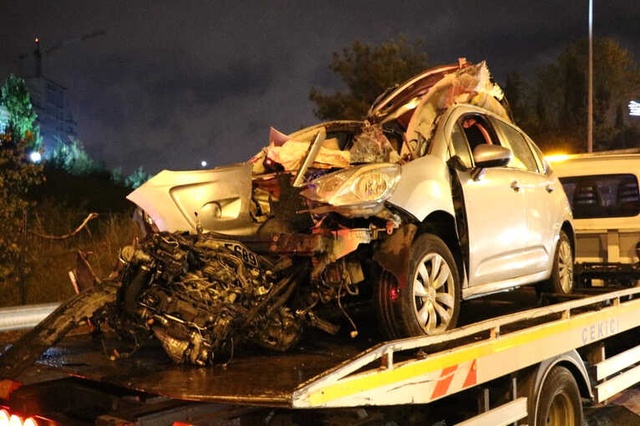 TEM'de Feci Kaza! Hızla Gelen Otomobil Bariyerlere Girdi: 1 Yaralı