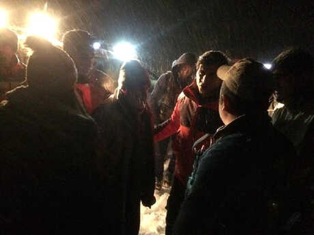 Kar ve Tipi Nedeniyle 300 Koyunla Kaybolan Çoban, Telefonla Yakınlarına Haber Verince Kurtarıldı