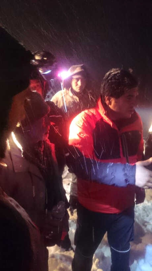 Kar ve Tipi Nedeniyle 300 Koyunla Kaybolan Çoban, Telefonla Yakınlarına Haber Verince Kurtarıldı