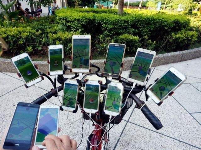 70'lik Dede Her Gece 15 Telefonla Pokemon Avına Çıkıyor 70'lik Dede Her Gece 15 Telefonla Pokemon Avına Çıkıyor