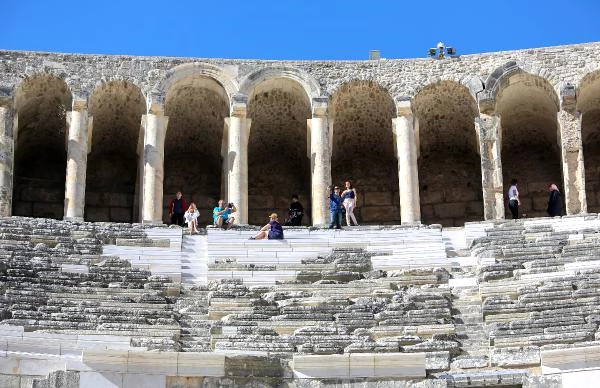 Aspendos Tiyatrosu, Etkileyici Hikayesi ile Binlerce Turistin İlgisini Çekiyor