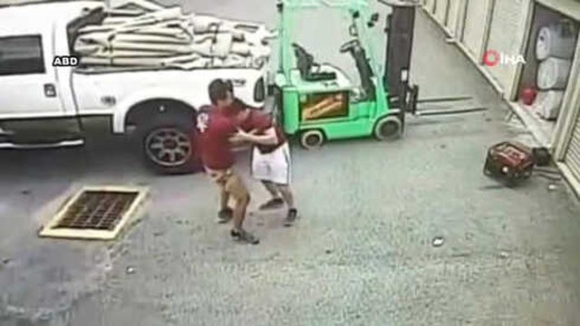 Kamyonetle Forklift Arasına Sıkışan İşçinin Tüyler Ürperten Ölümü Kamerada!