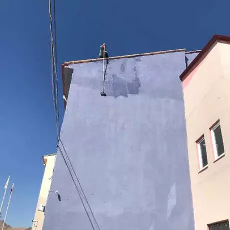Müdür, Boyacıların Yüksek Fiyat Vermesi Nedeniyle Okulu Kendisi Boyadı