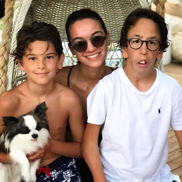 Türkiye Eski Güzeli Özlem Kaymaz, Oğlunun Ameliyatını İptal Eden Hastaneye Ateş Püskürdü Türkiye Eski Güzeli Özlem Kaymaz, Oğlunun Ameliyatını İptal Eden Hastaneye Ateş Püskürdü