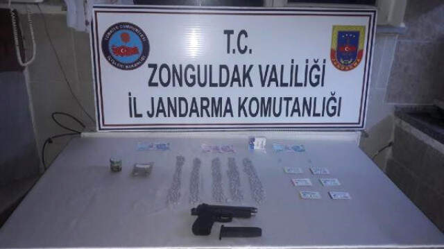 Okul Müdürü Uyuşturucudan Gözaltına Alındı Okul Müdürü, 850 Adet Uyuşturucunun Bulunduğu Arabada Yakalanarak Gözaltına Alındı