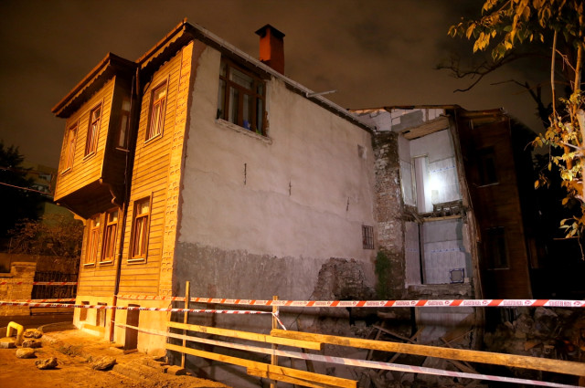 İstanbul'da Çökme Tehlikesi Yaşayan İki Bina Boşaltıldı! Bölgeye Çok Sayıda Ekip Sevk Edildi