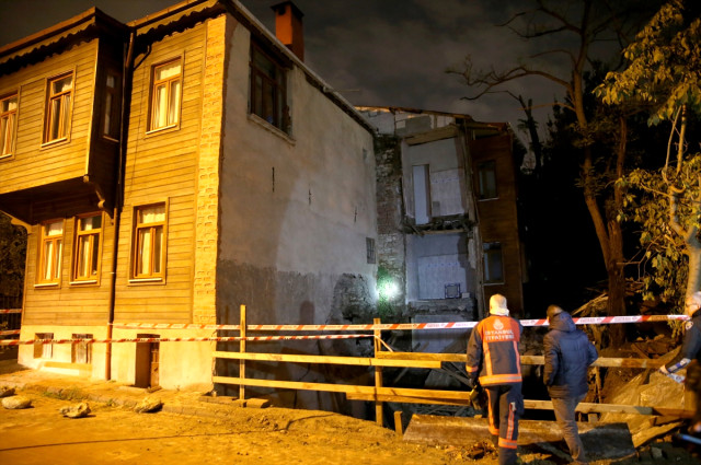İstanbul'da Çökme Tehlikesi Yaşayan İki Bina Boşaltıldı! Bölgeye Çok Sayıda Ekip Sevk Edildi