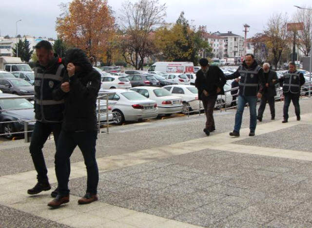 Üzerine Çamur Bulaştırıp, Temizleme Bahanesiyle Cebinden Parasını Çaldılar