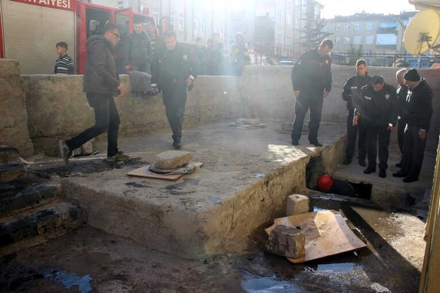 7 Yaşındaki Çocuk, Topunu Almak İsterken Kanalizasyon Çukuruna Düştü
