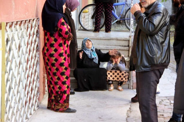 7 Yaşındaki Çocuk, Topunu Almak İsterken Kanalizasyon Çukuruna Düştü