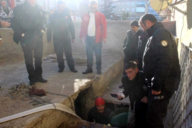 7 Yaşındaki Çocuk, Topunu Almak İsterken Kanalizasyon Çukuruna Düştü