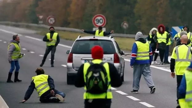 Fransa'da Akaryakıt Zammı Protestoları: Bir Eylemci Kaza Sonucu Hayatını Kaybetti