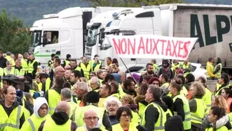 Fransa'da Akaryakıt Zammı Protestoları: Bir Eylemci Kaza Sonucu Hayatını Kaybetti