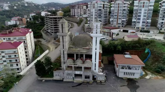 Mimarisi Nedeniyle Kiliseye Benzetilen ve 2 Yıl Önce İnşaatı Duran Caminin Yapımına Tekrar Başlandı