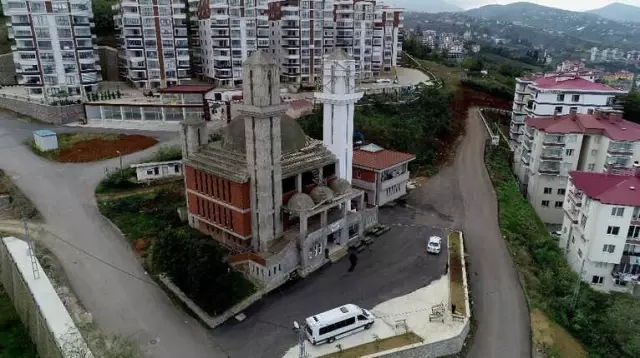 Mimarisi Nedeniyle Kiliseye Benzetilen ve 2 Yıl Önce İnşaatı Duran Caminin Yapımına Tekrar Başlandı