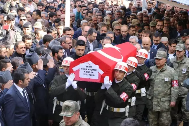 Şırnak Şehidinin Cenaze Töreninde Büyük Ayıp! Vatandaşlar Canlı Yayın Yarışına Girdiler