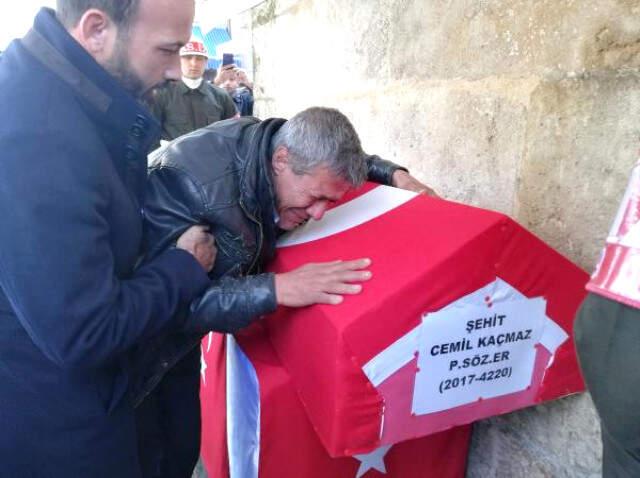 Şırnak Şehidinin Cenaze Töreninde Büyük Ayıp! Vatandaşlar Canlı Yayın Yarışına Girdiler